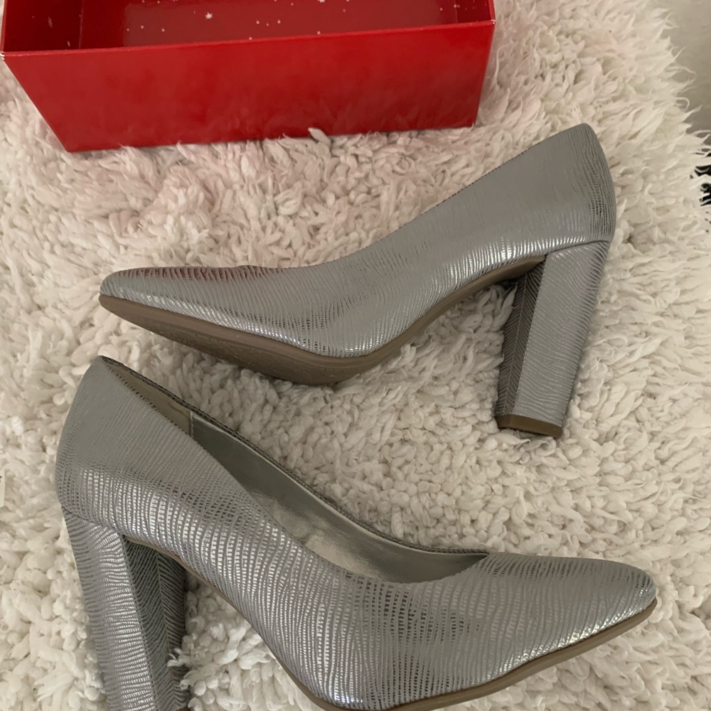 BANDOLINO Silver BLOCK HEEL PUMP SIZE 5. I am 5.5 and fits perfectly